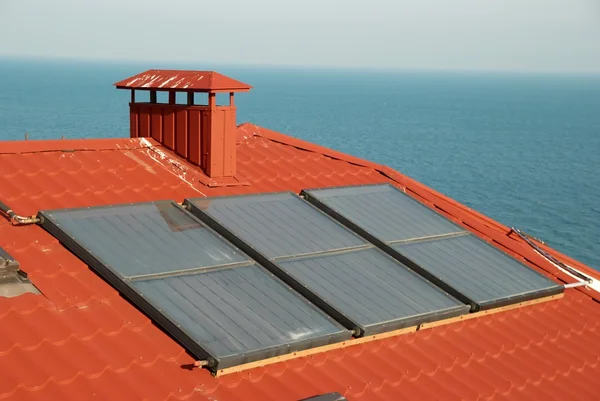 Альтернативная энергия - солнечная система на крыше дома . — стоковое фото