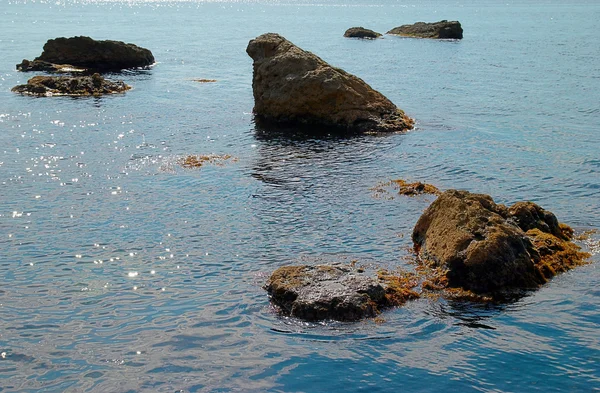 Kayalar ve su yüzeyinden deniz manzara. — Stok fotoğraf