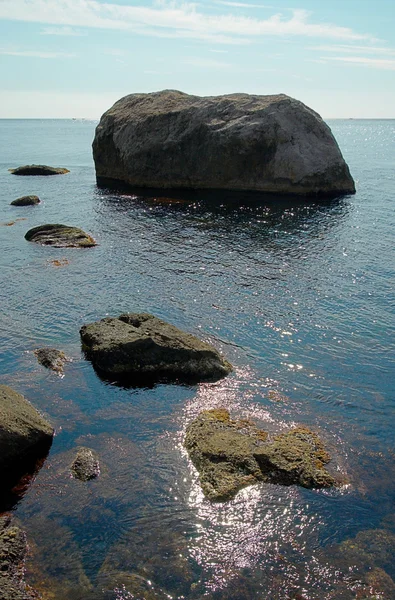Tengeri táj, sziklák és a víz felszínén. — Stock Fotó