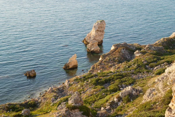 En kust med många stora stenar. — Stockfoto