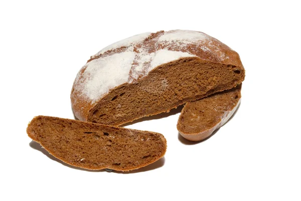 Нарезанный коричневый хлеб изолирован на белом . — стоковое фото