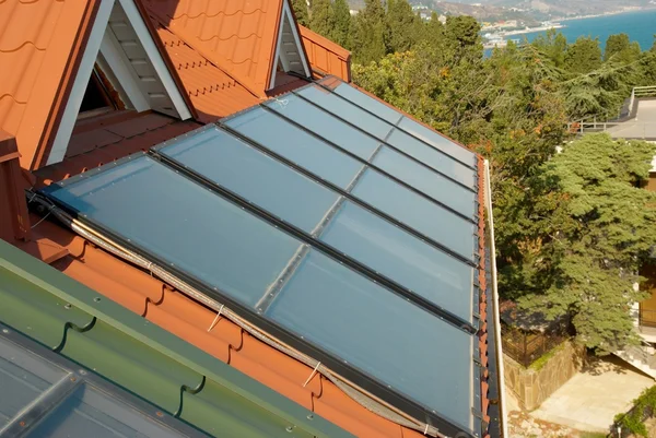 Alternativní energie - sluneční soustavy na střeše domu. — Stock fotografie