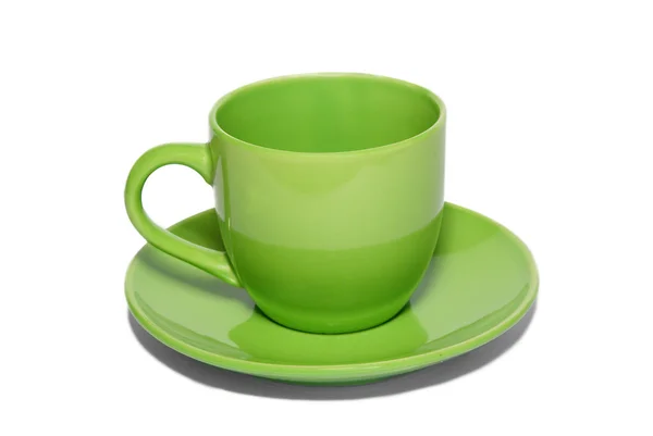 Grüne Keramiktasse und Untertasse isoliert auf weiß. — Stockfoto