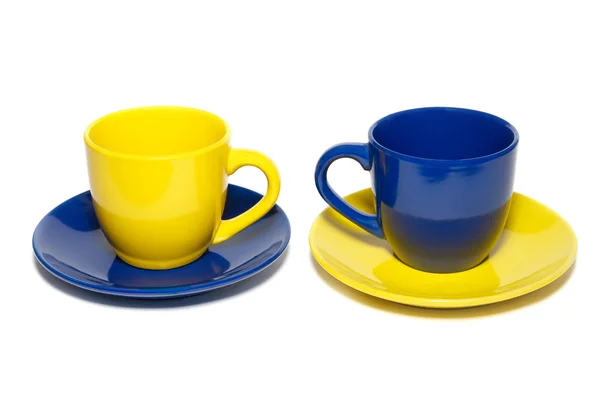 Zwei farbige Teetassen isoliert auf weiß. — Stockfoto