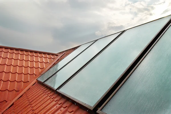 Ηλιακό συσσωρευτή (geliosystem) στη στέγη του σπιτιού. — Φωτογραφία Αρχείου