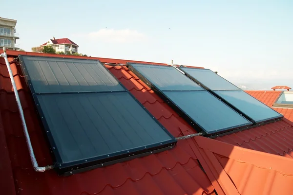 집 지붕에 대체 에너지-태양광 발전 시스템. — 스톡 사진