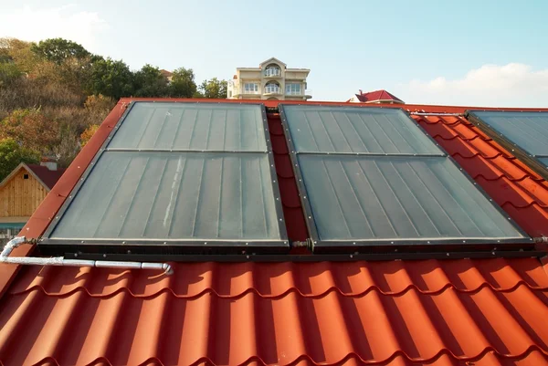 Energía alternativa- sistema solar en el techo de la casa . — Foto de Stock