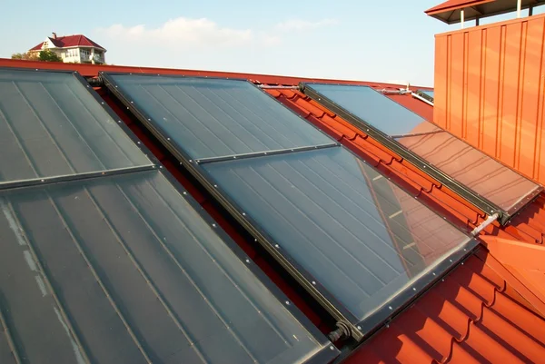 Alternatieve energie - zonne-systeem op het dak van het huis. — Stockfoto