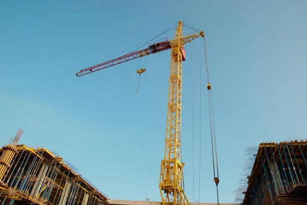 Building crane and construction. — Stock Photo, Image