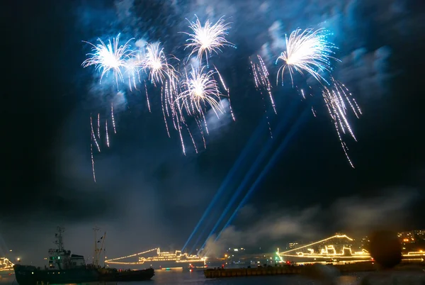 Saludos, fuegos artificiales sobre la bahía. Sebastopol, Ucrania . — Foto de Stock
