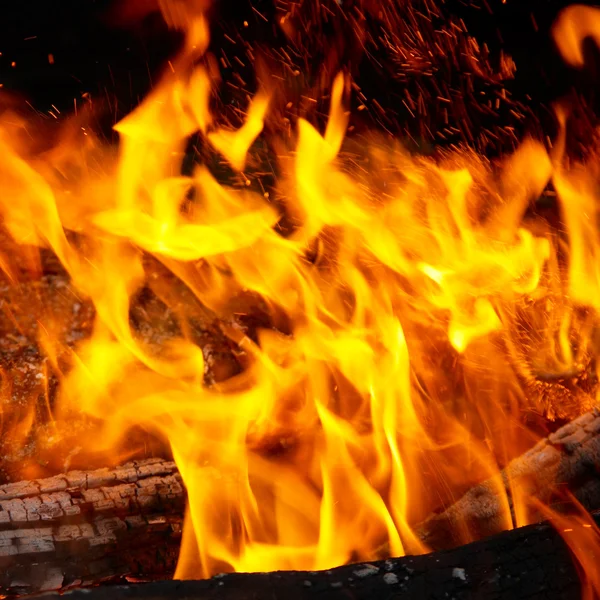 Suggerimenti fiamma sulla legna da ardere . — Foto Stock