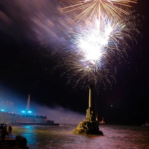 Salute, fuochi d'artificio sopra la baia. Sebastopoli . — Foto Stock