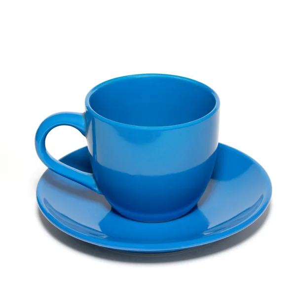 Tazza e piattino in ceramica blu isolati su bianco . — Foto Stock