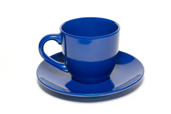 Modrý keramický šálek a talířek izolovaných na bílém. — Stock fotografie