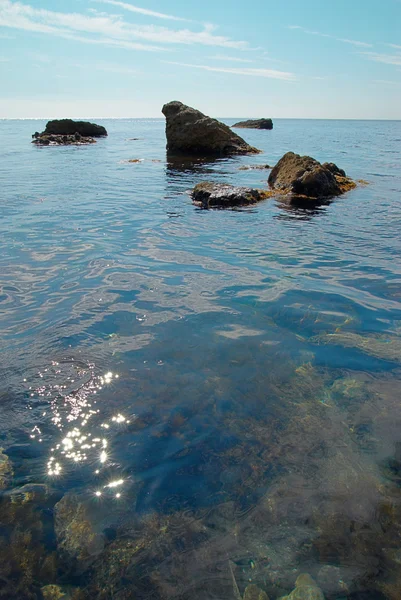 Морський пейзаж з камінням і водною поверхнею . — стокове фото
