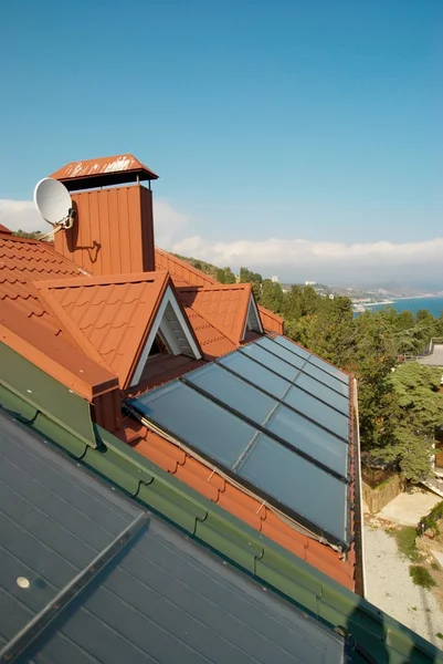 Alternatieve energie - zonne-systeem op het dak van het huis. — Stockfoto