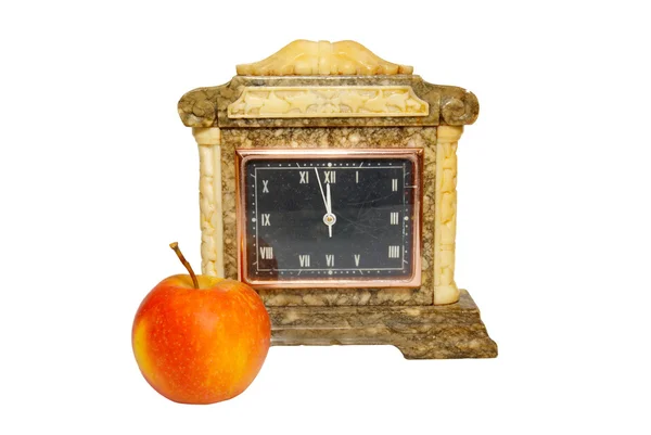 Eski masa saati ve üzerinde beyaz izole elma. — Stok fotoğraf