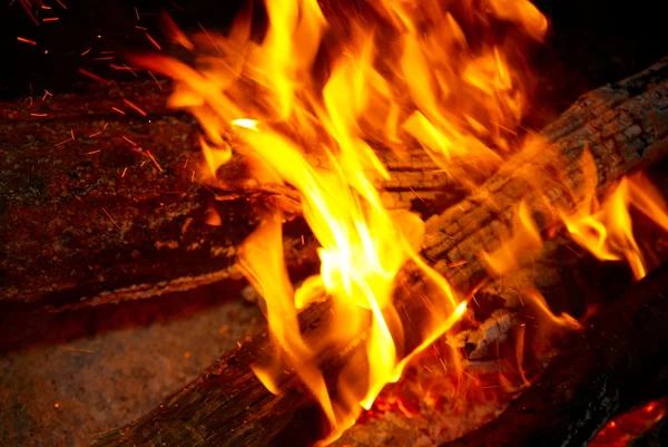 Embouts de flamme sur le bois de chauffage . — Photo