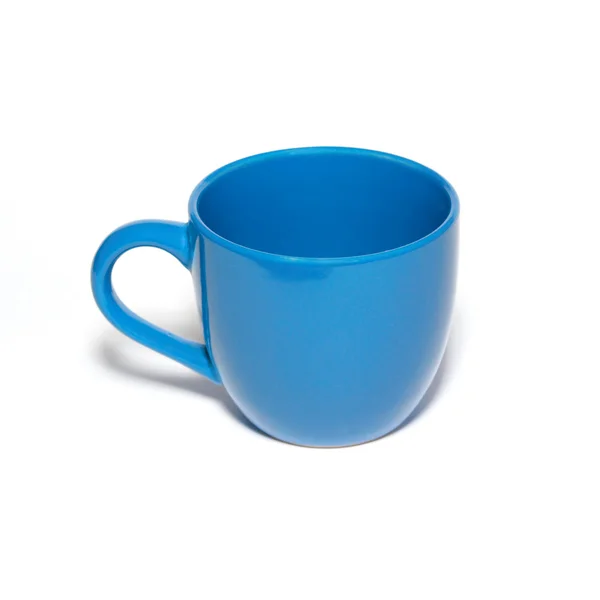 Голубая чашка изолирована в белом — стоковое фото