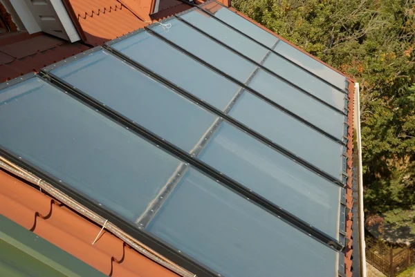 Energía alternativa- sistema solar en el techo de la casa . —  Fotos de Stock