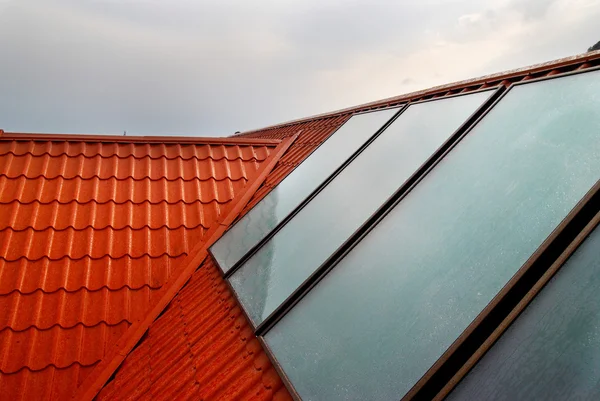 家の屋根に太陽電池パネル (geliosystem). — ストック写真