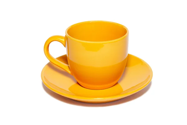 Tasse et soucoupe en céramique orange isolées sur blanc . — Photo