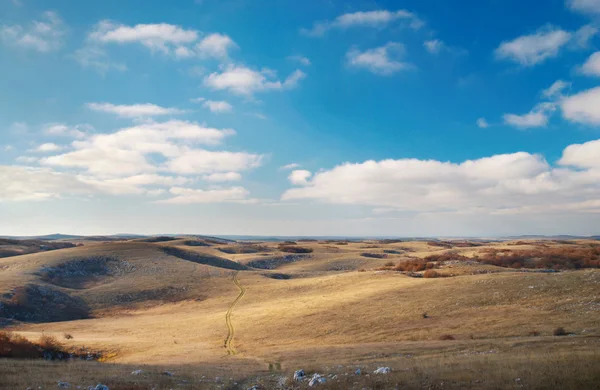 Panorama landschap met heuvels en blauwe hemel. — Stockfoto