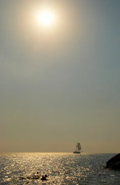 Ιστιοφόρο πλοίο στον ορίζοντα. — Stockfoto
