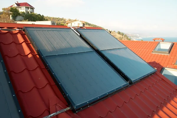 Energia alternativa- sistema solar no telhado da casa . — Fotografia de Stock