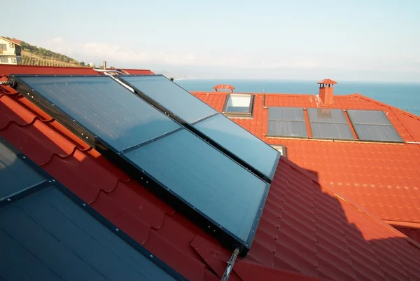 Альтернативна енергетична сонячна система на даху будинку . — стокове фото