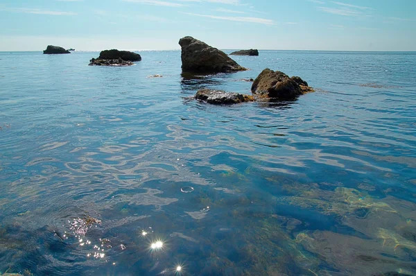 Hav-landskap med klippor och vattenytan. — Stockfoto