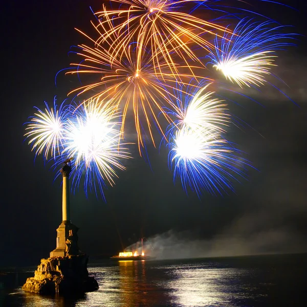 Saudação, fogos de artifício acima da baía de Sevastopol . — Fotografia de Stock
