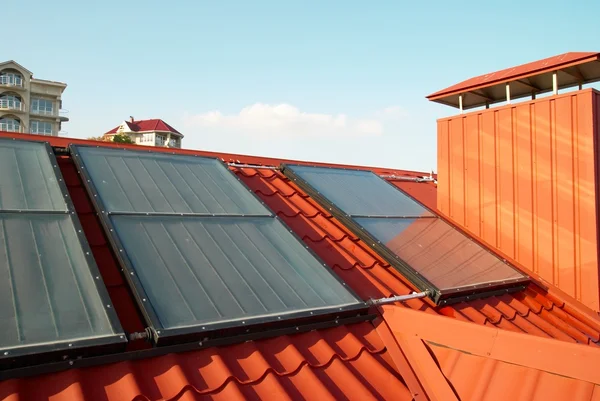 Альтернативна енергетична сонячна система на даху будинку . — стокове фото