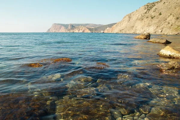 Meereslandschaft mit Felsen und Wasseroberfläche. — Stockfoto