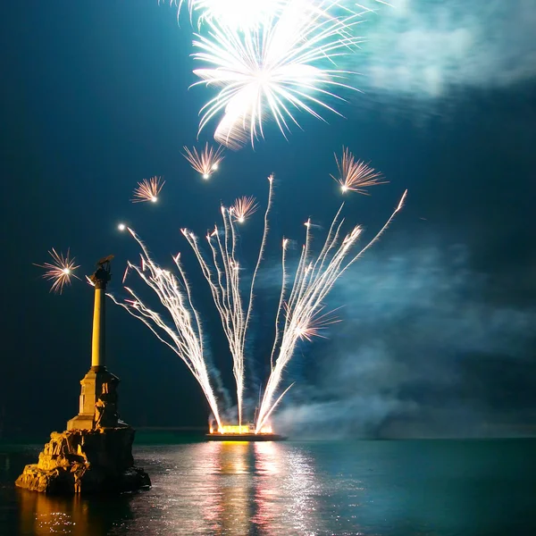 Pozdrawiać, fajerwerki nad zatoki Sewastopola. — Zdjęcie stockowe