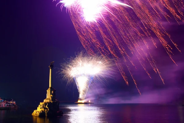 Salut, feux d'artifice au-dessus de la baie de Sébastopol . — Photo