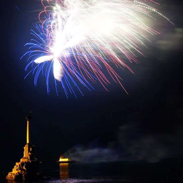 Χαιρετισμό, πυροτεχνήματα πάνω από τον κόλπο της Σεβαστούπολης. — Φωτογραφία Αρχείου