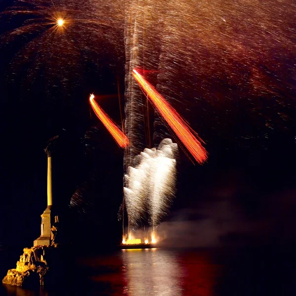 Hormat, kembang api di atas teluk Sevastopol . — Stok Foto