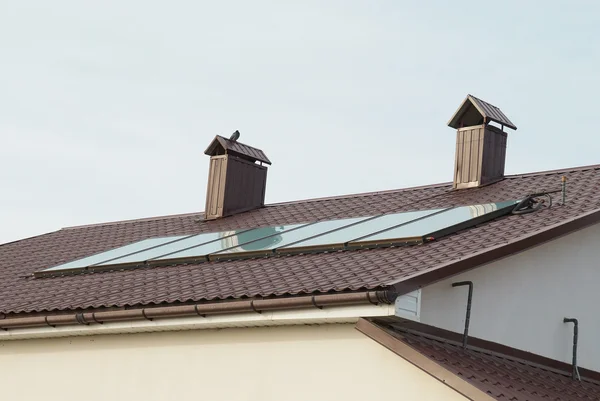 Zonnepaneel (geliosystem) op het dak van het huis. — Stockfoto