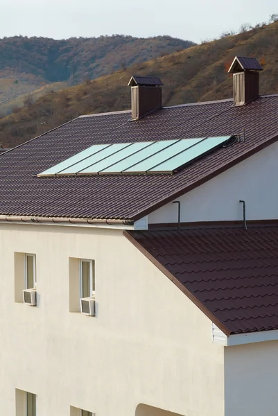 Panel solar (geliosystem) en el techo de la casa . — Foto de Stock