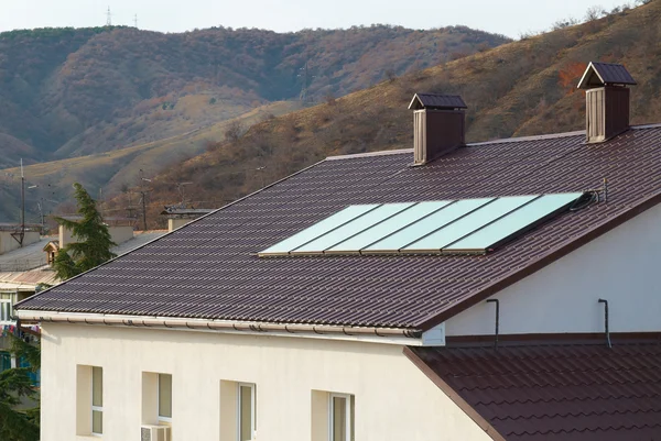 Panel słoneczny (geliosystem) na dachu domu. — Zdjęcie stockowe