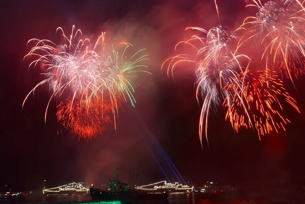 Salute, vuurwerk boven de baai. — Stockfoto