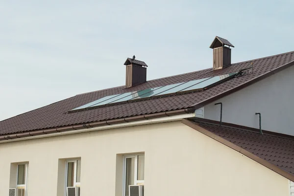 Zonnepaneel (geliosystem) op het dak van het huis. — Stockfoto