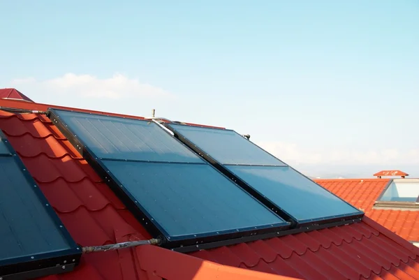 Alternativ energi - solsystemet på hus taket. — Stockfoto