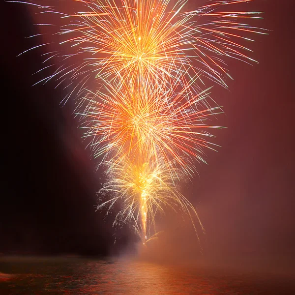 Saludos, fuegos artificiales sobre la bahía . —  Fotos de Stock