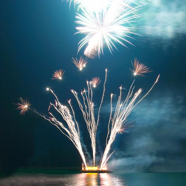 Pozdrawiać, fajerwerki nad zatoki Sewastopola. — Zdjęcie stockowe