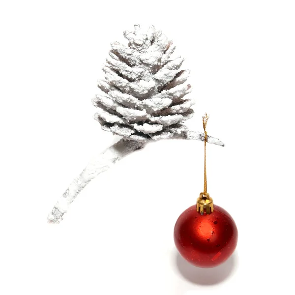 赤い安物の宝石とクリスマス雪コーン. — ストック写真