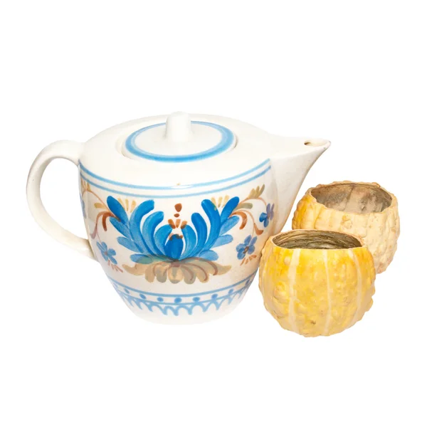 Bemalte Teekanne mit Tassen isoliert auf weiß. — Stockfoto