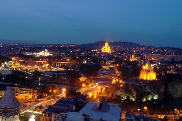 Vista nocturna al casco antiguo de Tbilisi — Foto de Stock