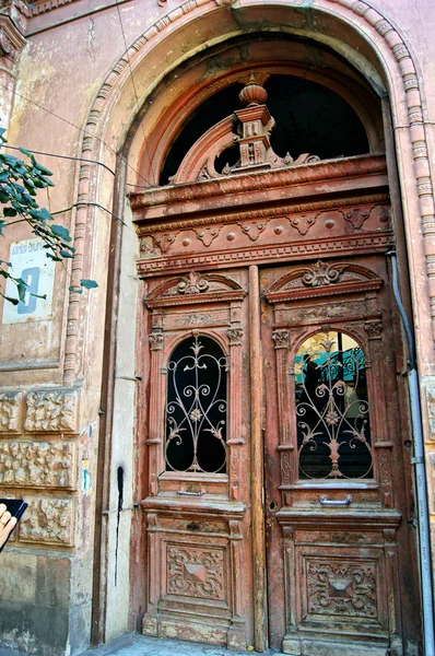 Фасад в стиле модерн в Старом городе Тбилиси — стоковое фото